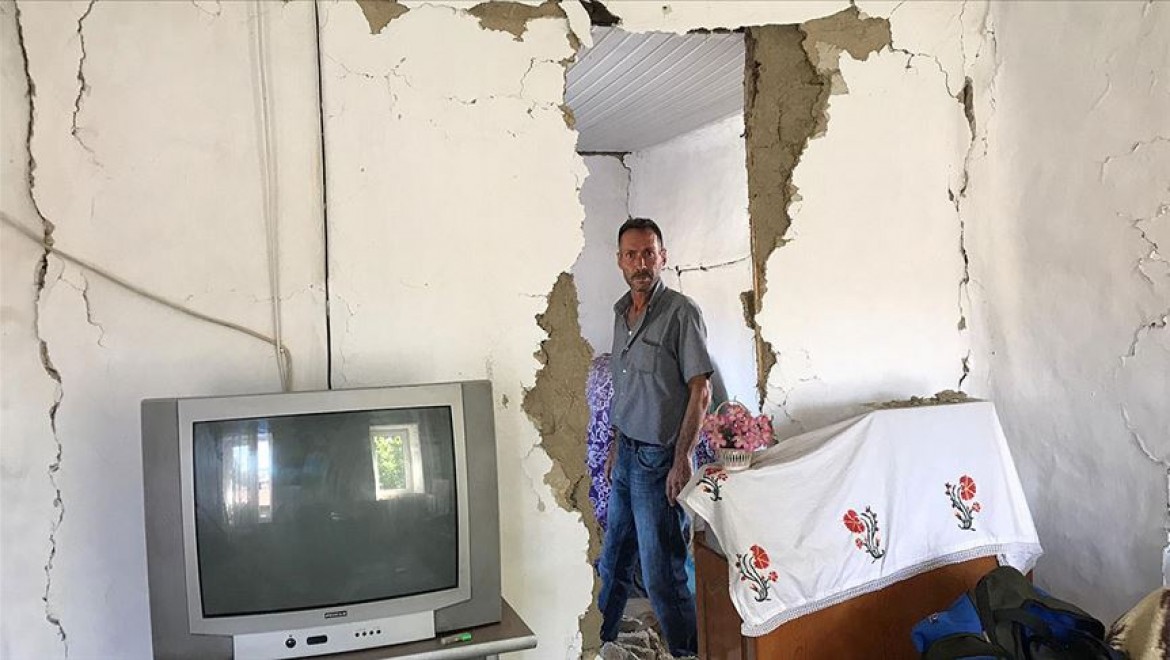 Denizli'deki depremde 59 binada ağır hasar meydana geldi