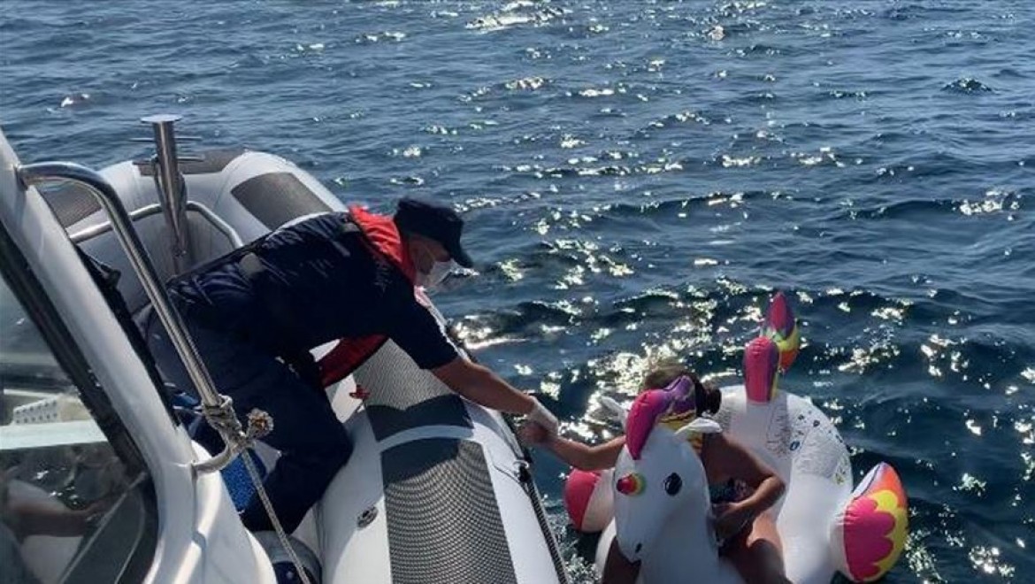 İzmir'de şişme deniz oyuncağıyla sürüklenen iki çocuğu, Sahil Güvenlik kurtardı
