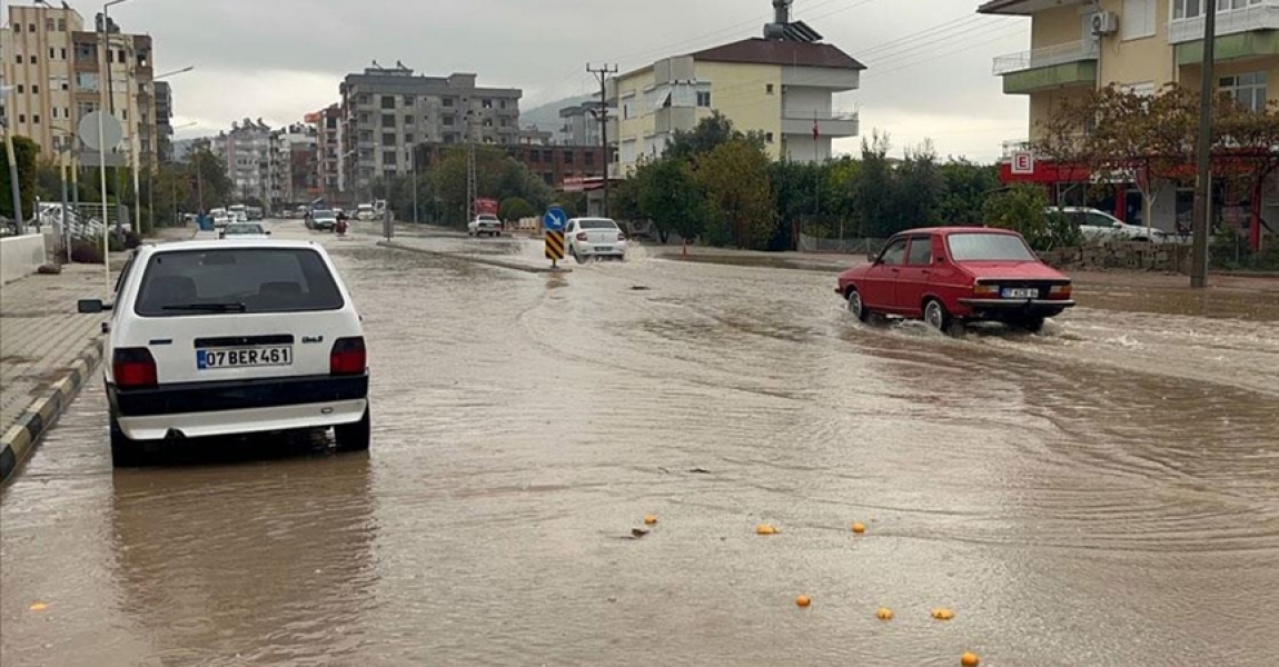 Antalya Kumluca'da sağanak hayatı olumsuz etkiledi