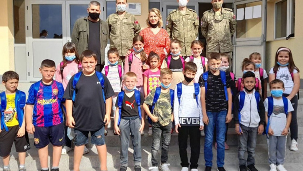 Mehmetçik'ten Kosova'daki öğrencilere kırtasiye yardımı
