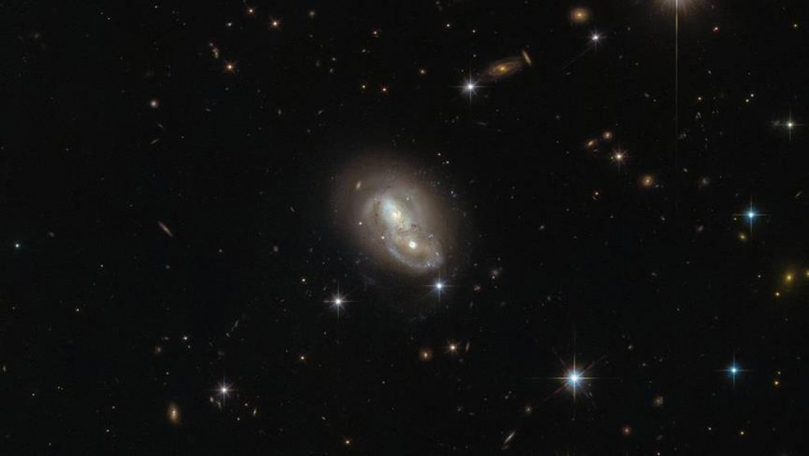 Hubble Teleskobu Tavşan Takımyıldızı'nda 'galaksi ikizi' keşfetti