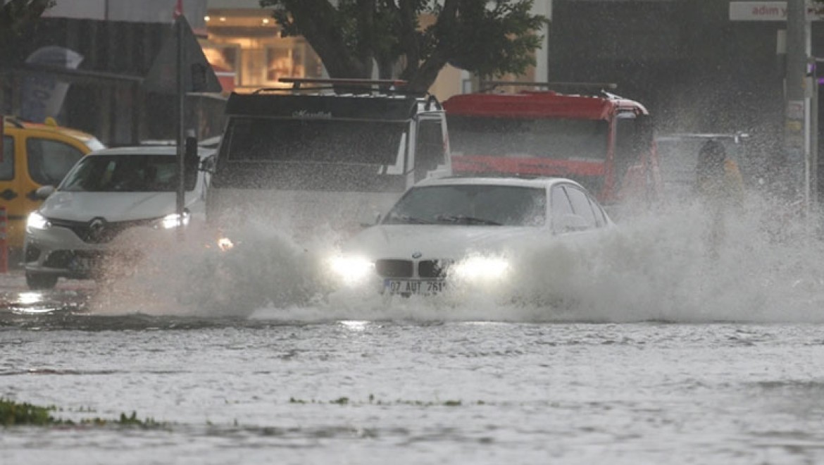 AFAD, Antalya'da etkili olan fırtına ve şiddetli yağışın bilançosunu açıkladı