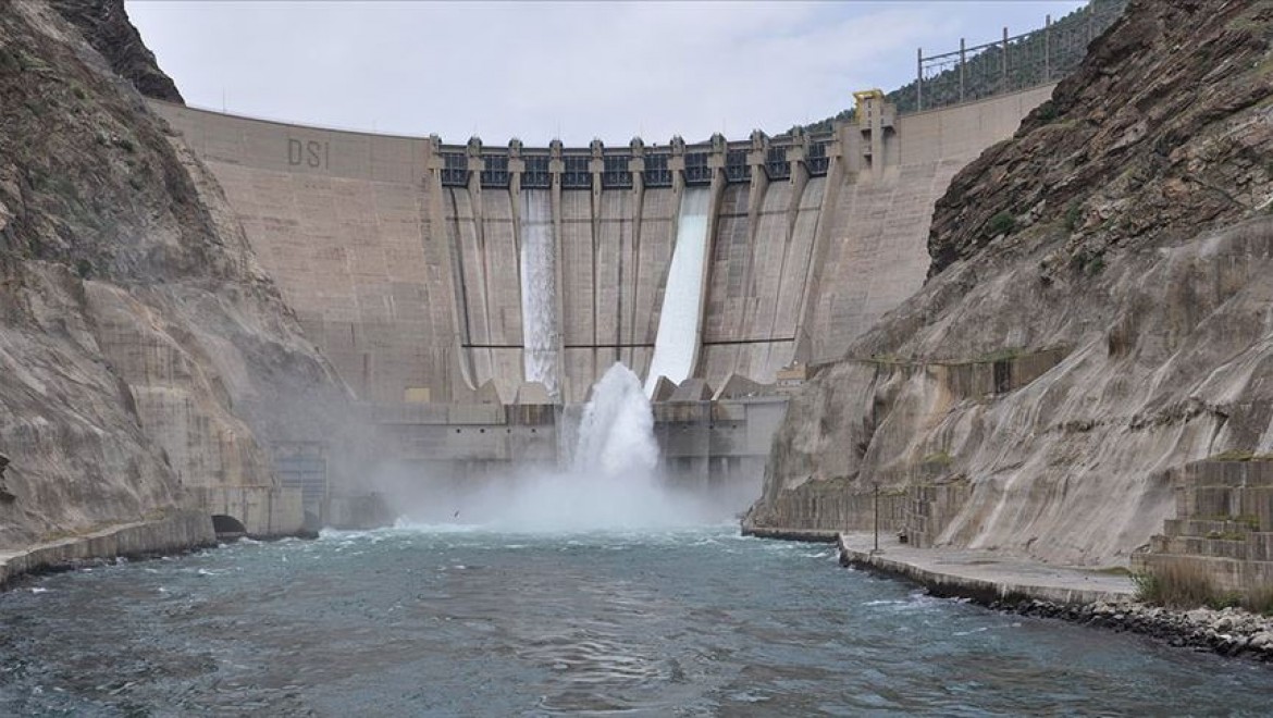 Karakaya Barajı'ndan su tahliyesine başlandı