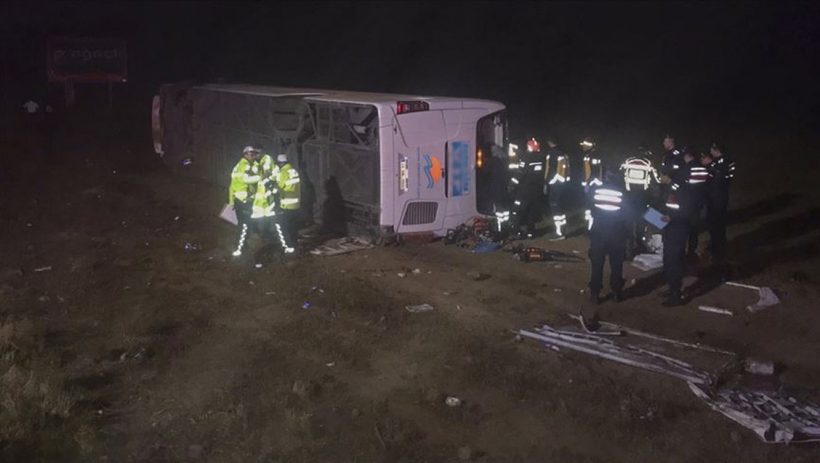 Aksaray'da yolcu otobüsü devrildi: 1 ölü, 20 yaralı