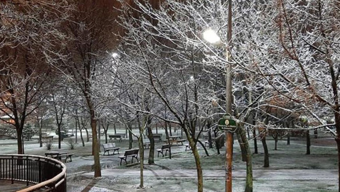 İstanbul'un yüksek kesimlerinde kar yağışı devam ediyor
