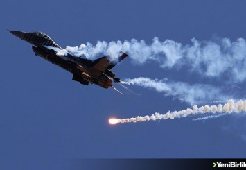 SOLOTÜRK yeni manevrasıyla F-16 sınırlarını aştı