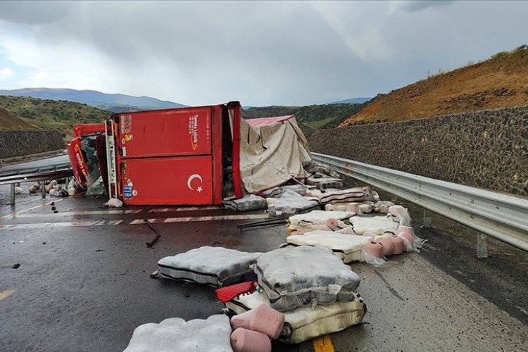 Kars-Erzurum kara yolu kaza yapan tır nedeniyle bir süre ulaşıma kapandı