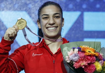 Dünya Kadınlar Boks Şampiyonası'nda Ayşe Çağırır altın madalya kazandı