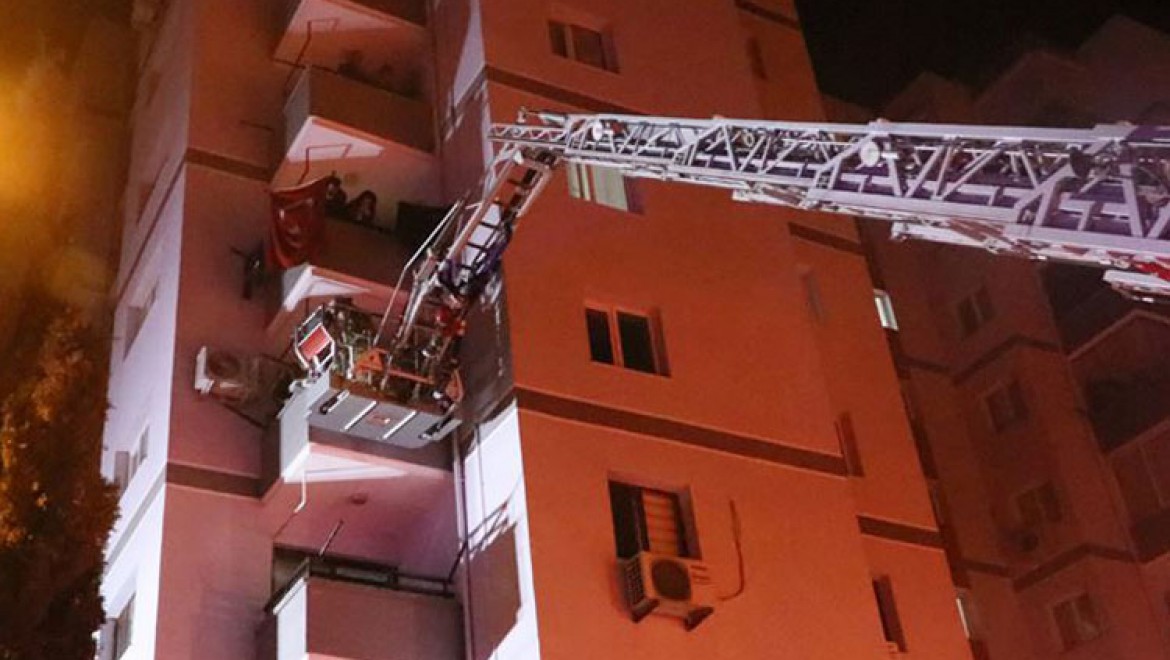 İzmir'de çıkan yangında 11 katlı bina boşaltıldı