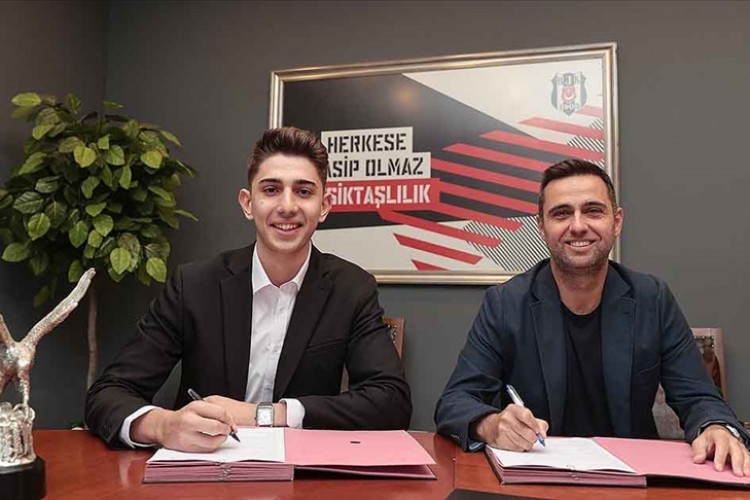 Beşiktaş, Demir Ege Tıknaz'la profesyonel sözleşme imzaladı