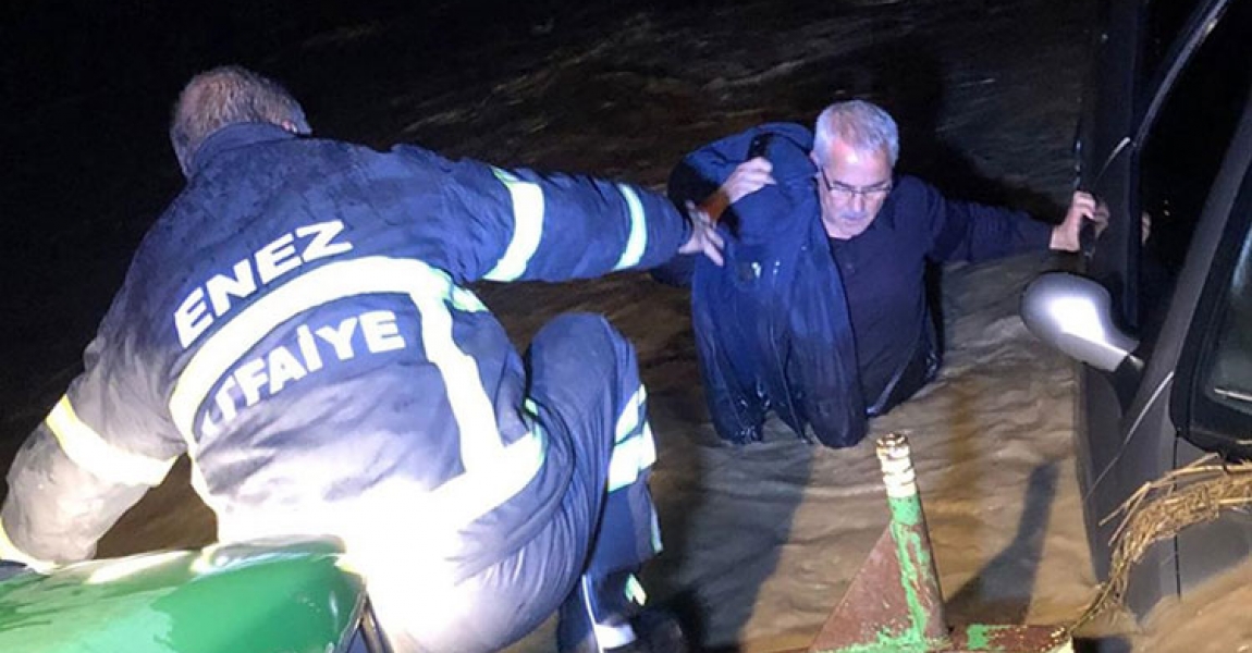 Edirne'de şiddetli yağış nedeniyle araçlarında ve evlerinde mahsur kalanlar kurtarıldı