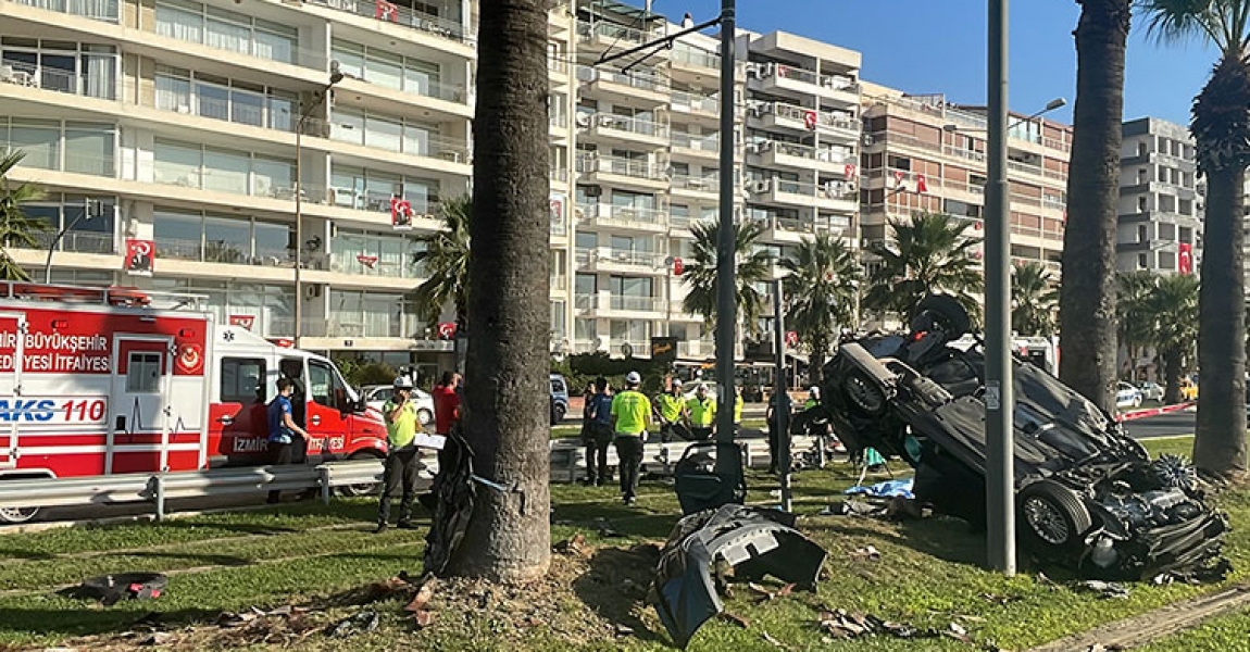 İzmir'de takla atan otomobildeki 2 kişi öldü, 1 kişi yaralandı