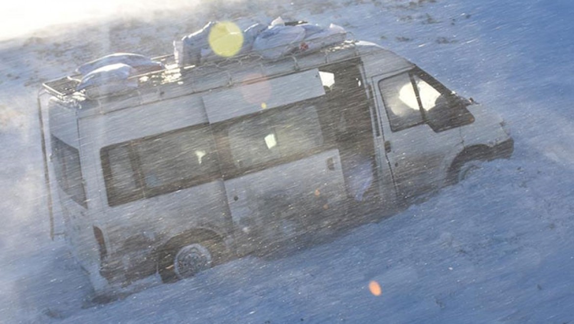 Kars'ta tipide araçlardaki 30 kişi mahsur kaldı