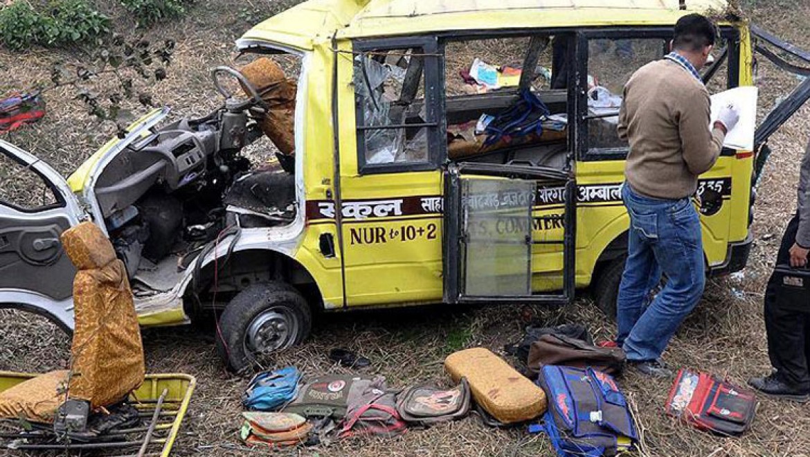 Hindistan'da okul servisiyle kamyon çarpıştı: 24 ölü