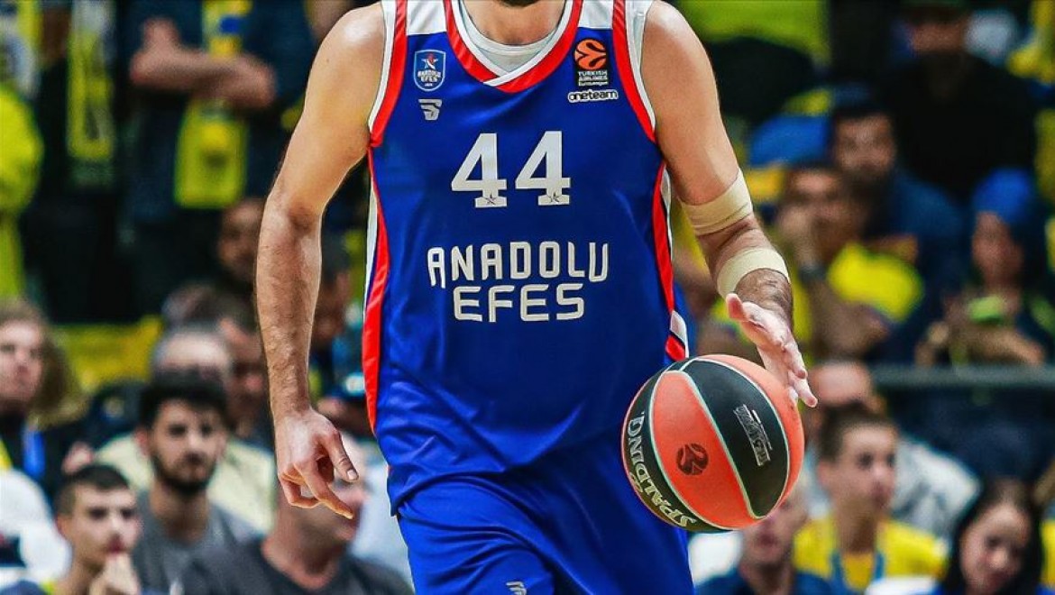 Basketbolseverler Anadolu Efes'te son 10 yılın en iyi takımını seçti
