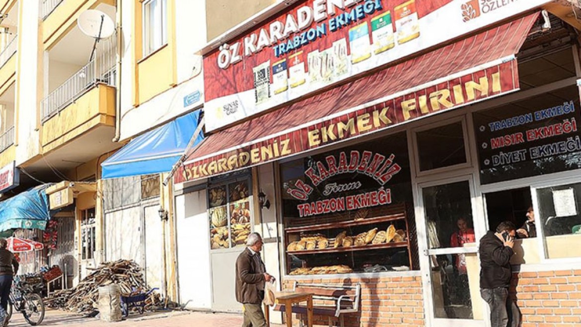 Depremin merkez üssü Kahramanmaraş'ta esnaf dükkanlarını açmaya başladı
