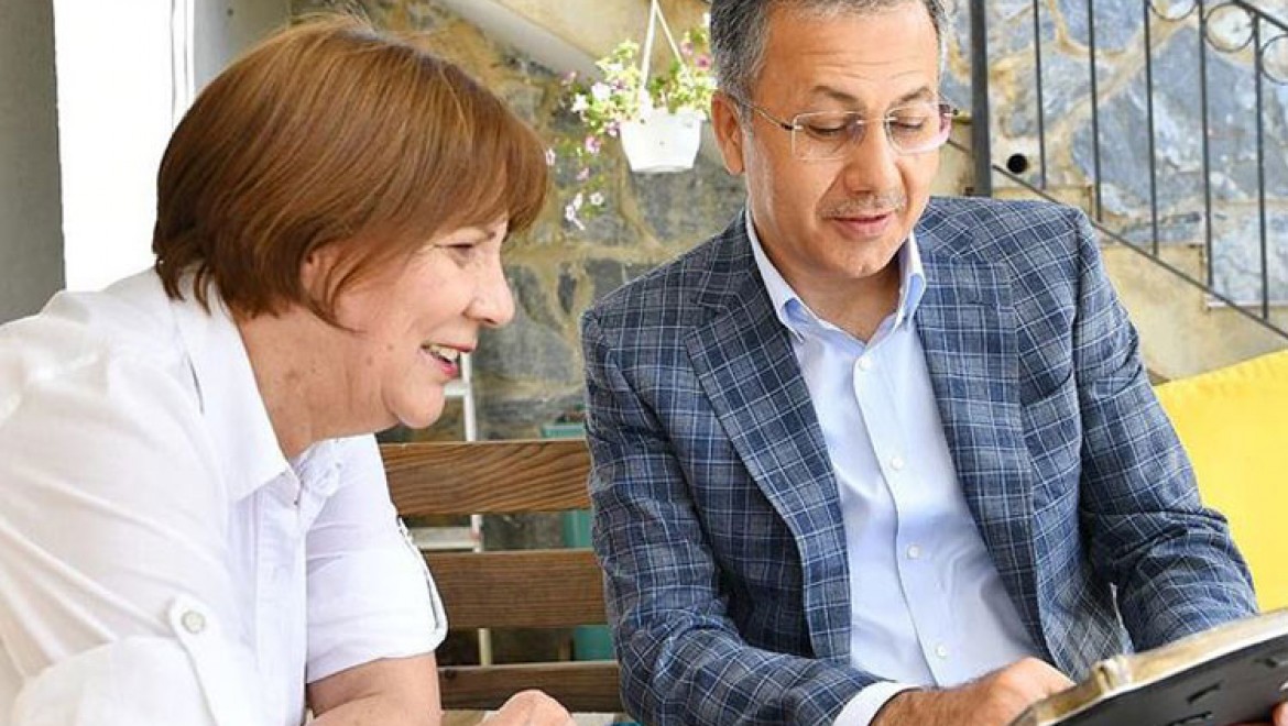 İstanbul Valisi Ali Yerlikaya ilkokul öğretmenini ziyaret etti