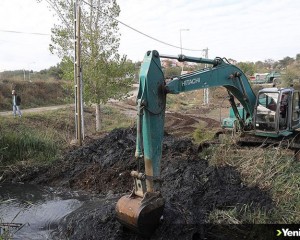 Edirne'de yosun ve çöplerle kaplı tahliye kanalında temizlik çalışması başlatıldı