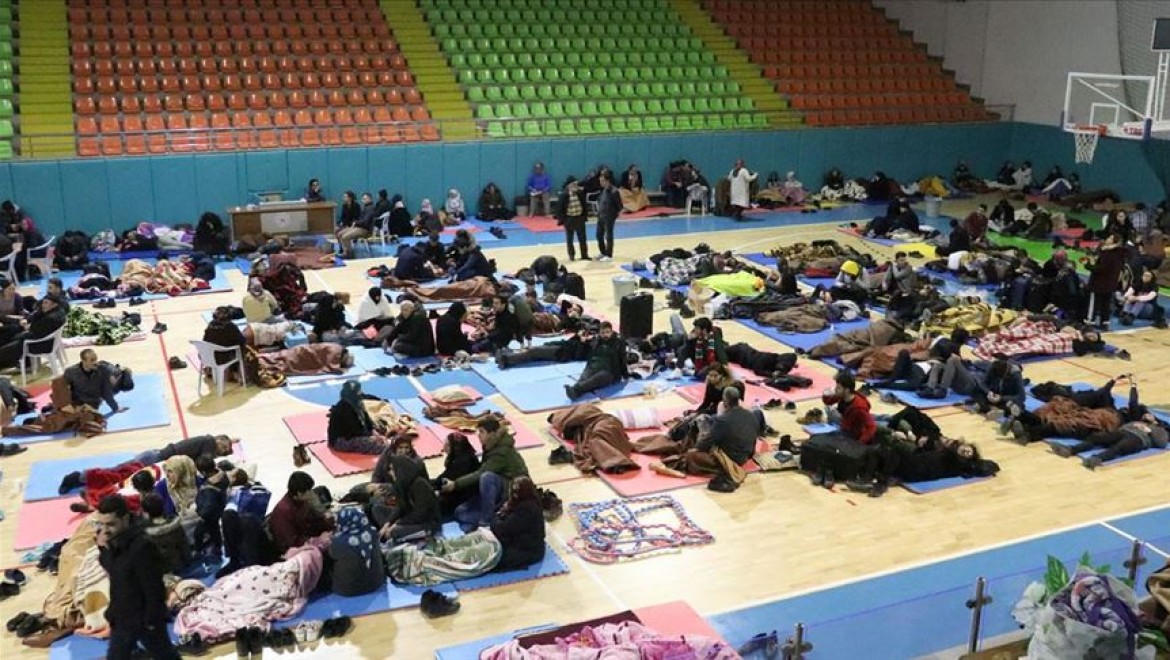 Depremden etkilenen bazı Elazığlılar geceyi spor salonunda geçirdi
