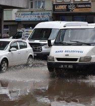 Kars'ta yağış taşkınlara neden oldu