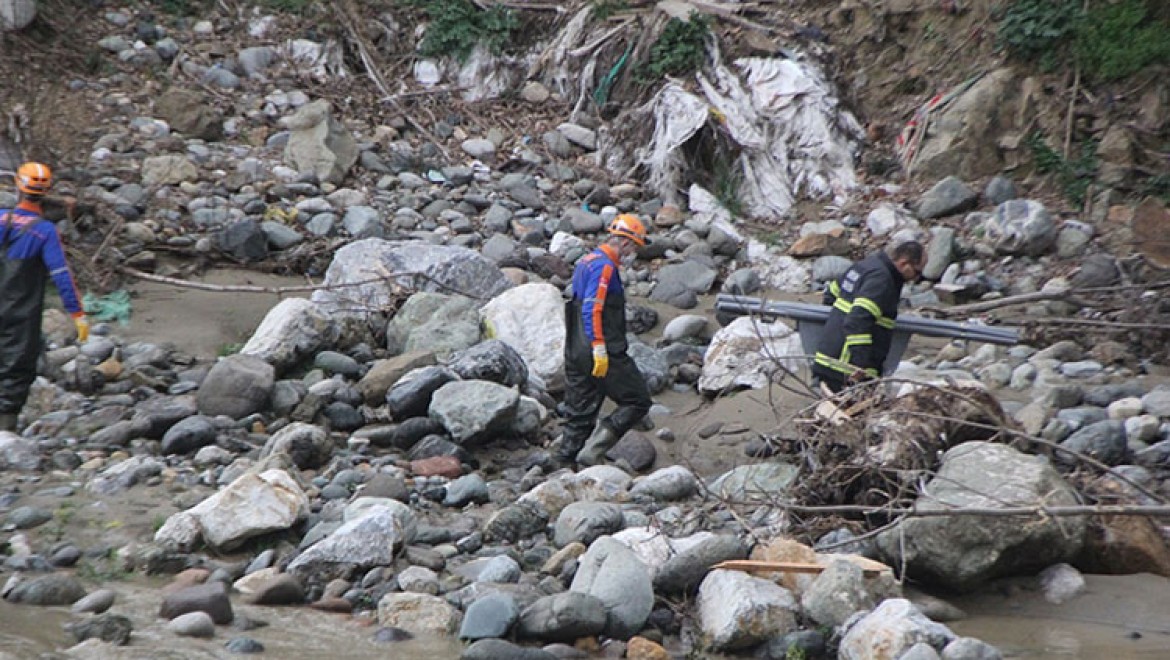 Giresun'da debisi yükselen derede suya kapılan iki işçiden biri hayatını kaybetti