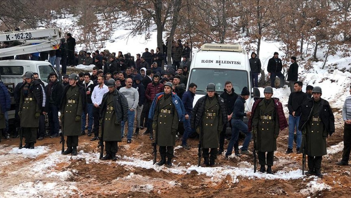 Şehit cenazesinde bir grup genç üşümesinler diye montlarını askerlere giydirdi