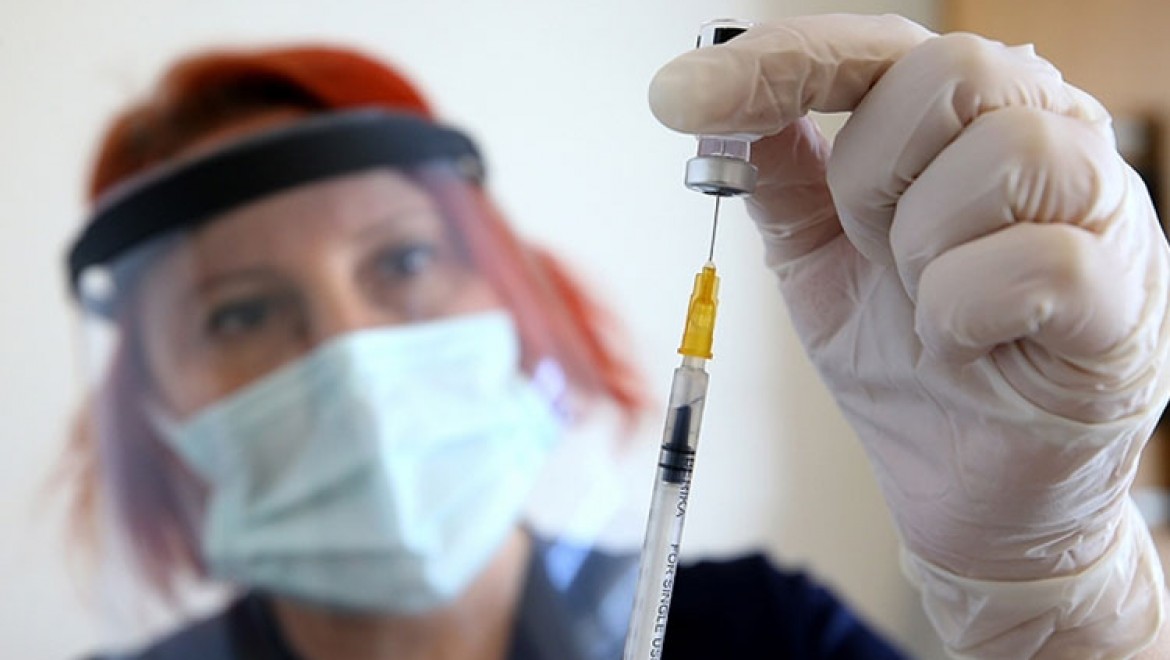 İngiltere'de Kovid-19 aşısının 11 bini aşkın can kaybını önlediği tahmin ediliyor