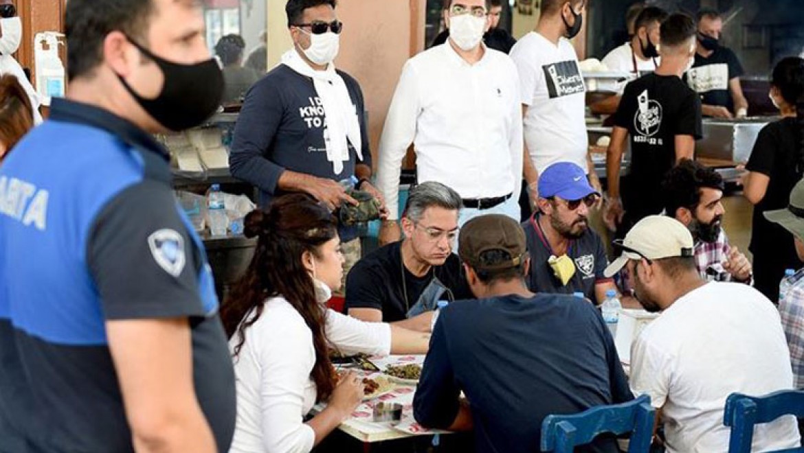 Hint sinemasının ünlü aktörü Aamir Khan, Adana'da hayranlarıyla bir araya geldi