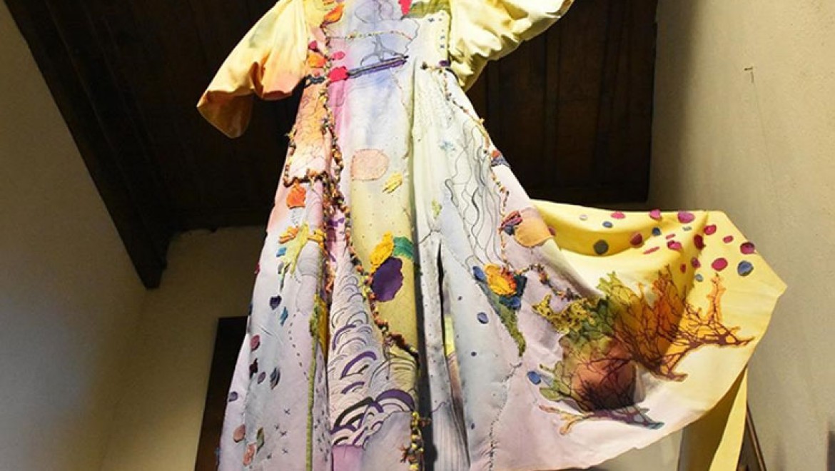 ESTÜ'lü öğrencilerin eserlerinin yer aldığı "Öykülü Giysiler" sergisi açıldı