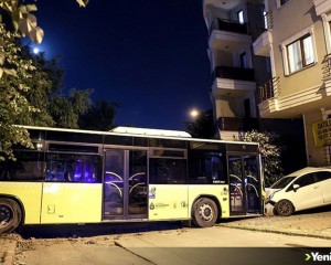 Sancaktepe'de yıkamaya götürülen İETT otobüsü kontrolden çıkarak otomobile çarptı