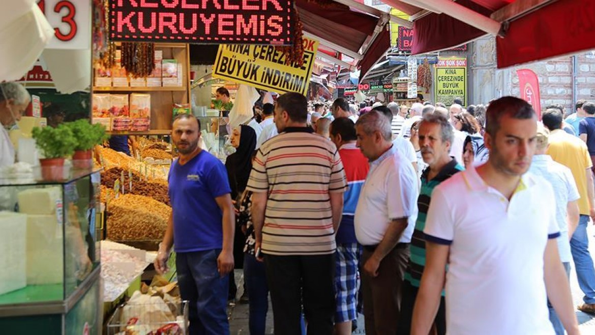İstanbullular Ramazan alışverişi için Eminönü'ne akın etti