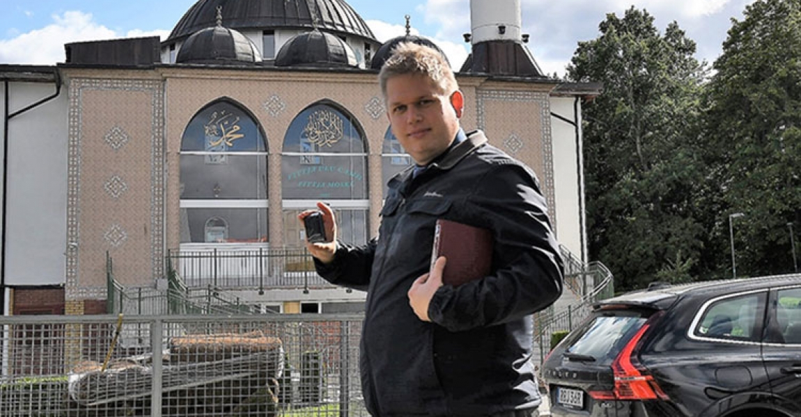 Aşırı sağcı Paludan Danimarka'da cami karşısında Kur'an-ı Kerim yaktı
