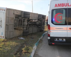 Adana'da işçi servisinin devrilmesi sonucu 15 kişi yaralandı