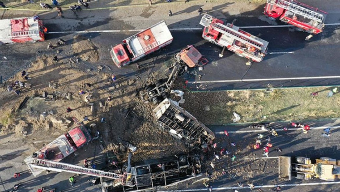 Ağrı'daki yolcu otobüsü kazasında hayatını kaybedenlerin kimlikleri tespit ediliyor