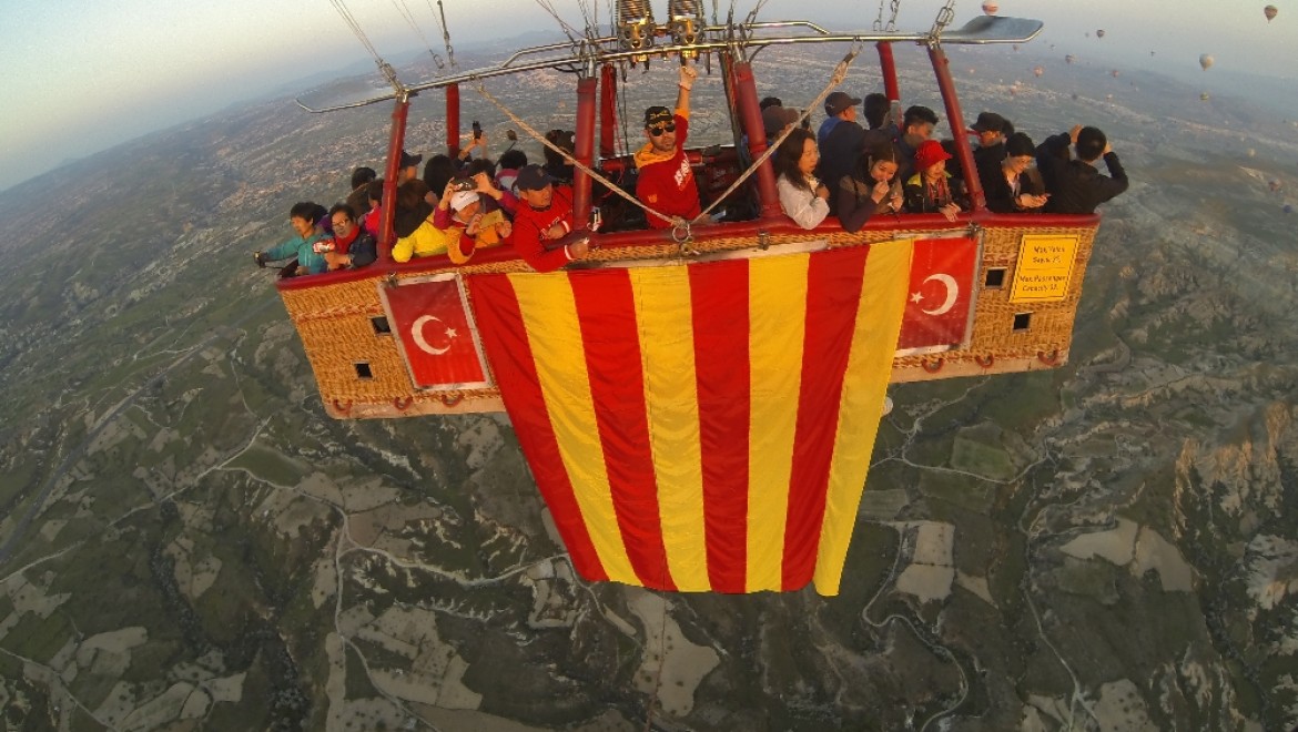Galatasaray'ın şampiyonluğunu gökyüzünde kutladılar