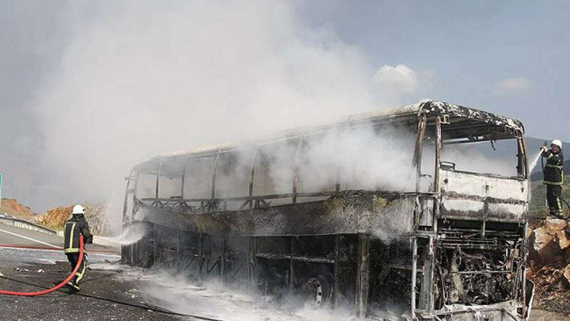 Bursa'da Seyir Halindeki Yolcu Otobüsü Yandı