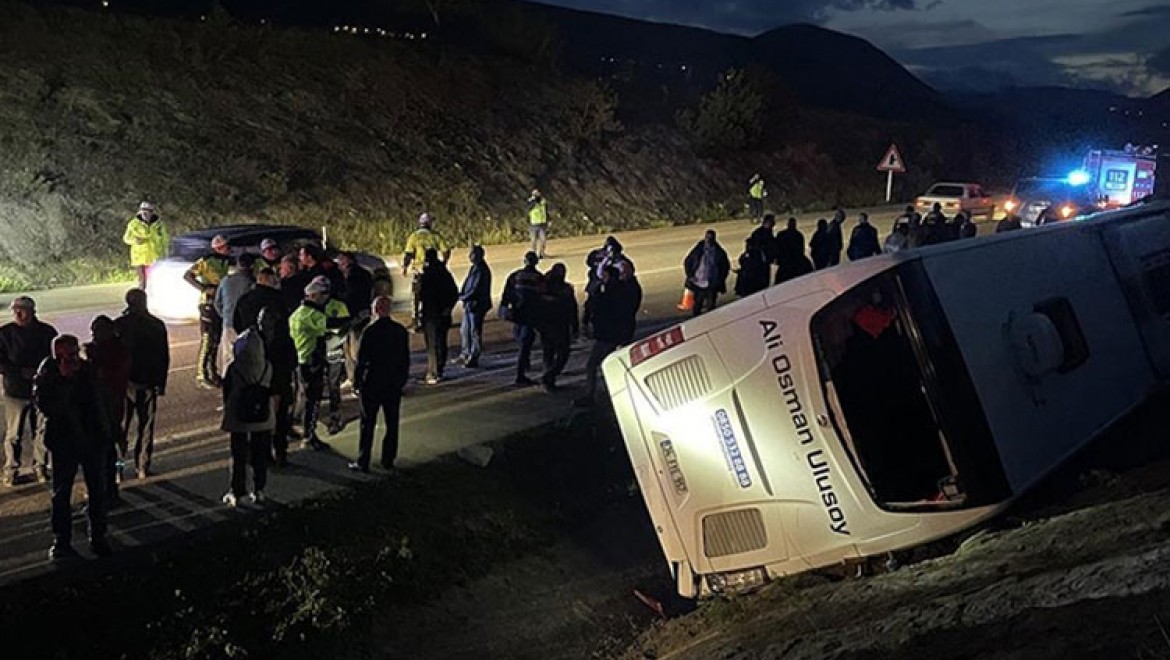 Sinop'ta yolcu otobüsü su kanalına devrildi