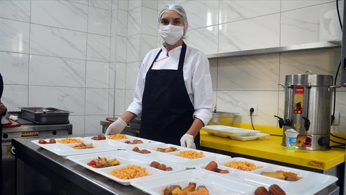 Sakarya'da liseliler her gün 1800 öğrenciye yemek hazırlıyor