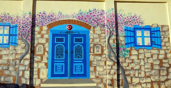 Ressam Ali Rıza Başarır, Seydikemer'de sokakları renklendiriyor