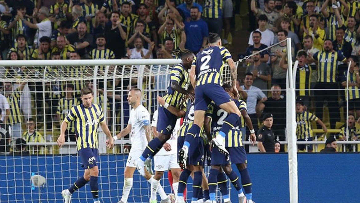 Fenerbahçe tur için avantajı 3 golle aldı