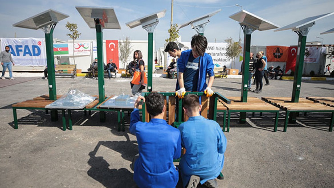 Ankara'daki bir lise depremzedeler için güneş enerjili banklar üretti