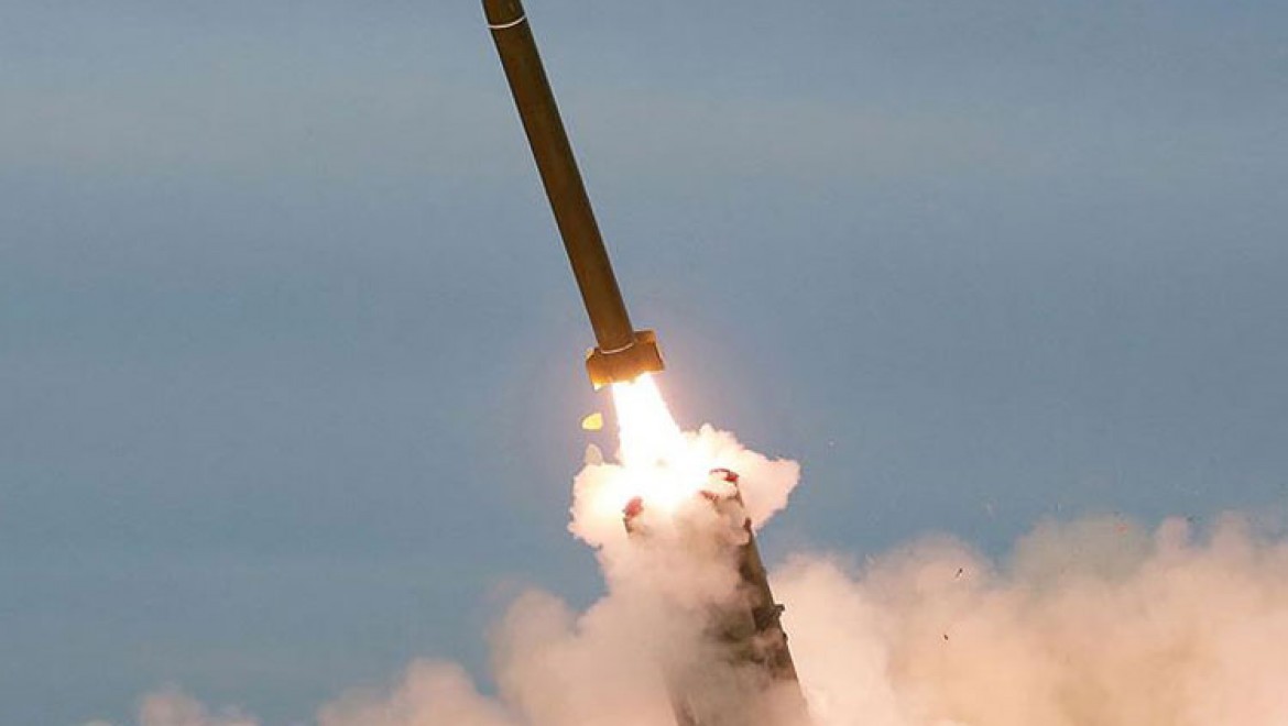 Kuzey Kore yeni 'süper büyük' çoklu füze fırlatma sistemini denedi