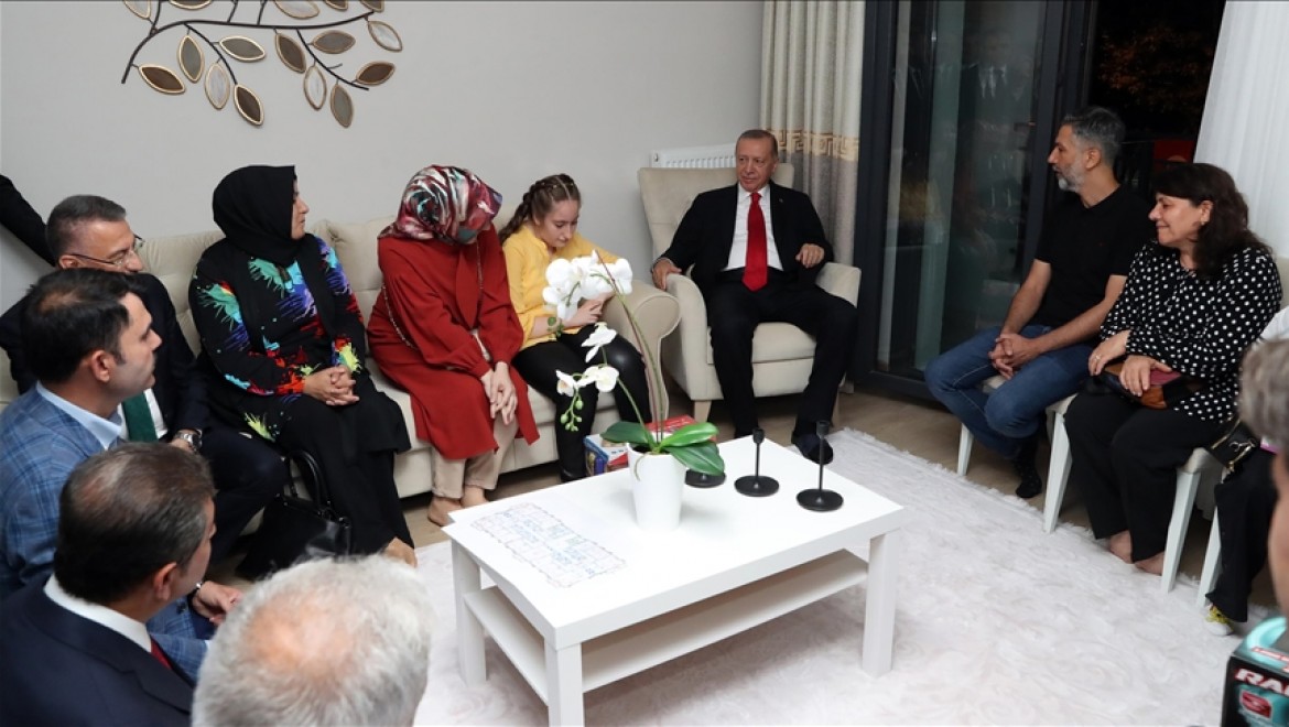 Cumhurbaşkanı Erdoğan, kentsel dönüşümde hak sahibi ailenin evine konuk oldu