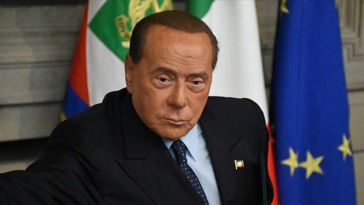 Berlusconi İtalya Cumhurbaşkanlığı adaylığından çekildi