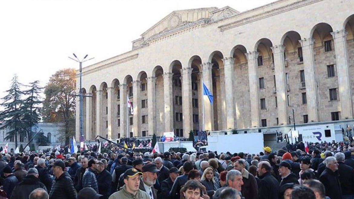 Gürcistan'da binlerce gösterici parlamento binasını kuşattı