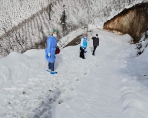 Ordu'da sağlık ekipleri karda 2 kilometre yürüyerek ulaştıkları hastaya Kovid-19 aşısı yaptı