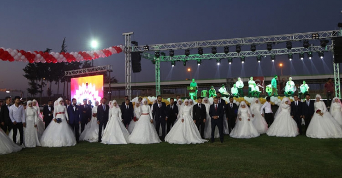 Hatay'da 100 depremzede çift için toplu nikah töreni yapıldı