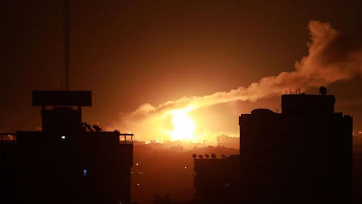İsrail hava saldırısıyla Gazze'yi vurdu