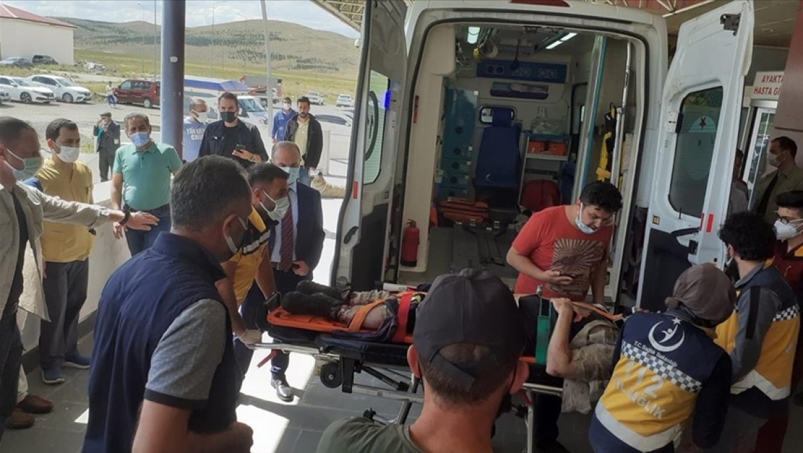 Kars'ta kamyonet şarampole devrildi: Bir astsubay şehit oldu, 3 sivil öldü, bir asker de yaralandı