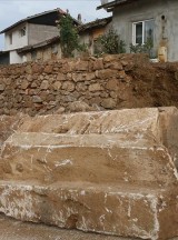 Tokat'ta istinat duvarı inşaatı sırasında lahit ve mezar taşı bulundu